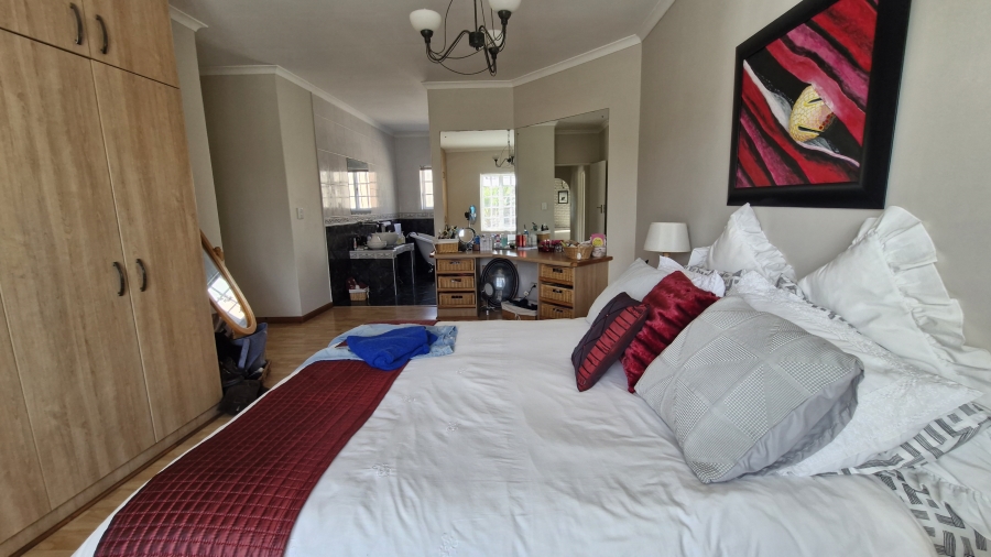 5 Bedroom Property for Sale in Middedorp Western Cape